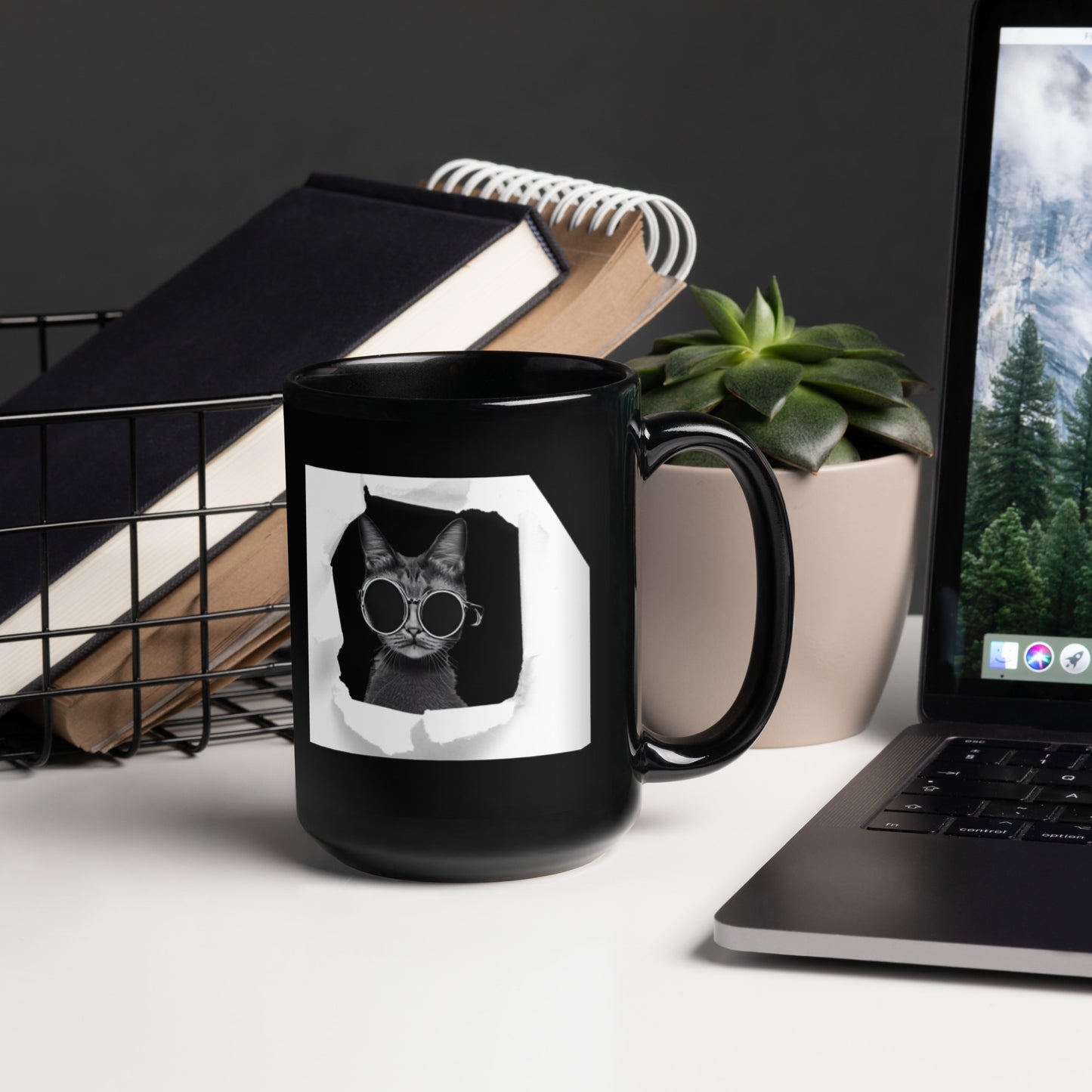 Glossy "Breakout Cat" Mug in Black